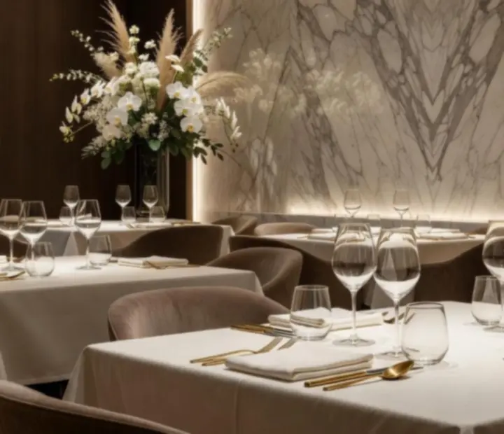 Elegáns fine dining éttermi tér márvány részletekkel és champagne árnyalatokkal